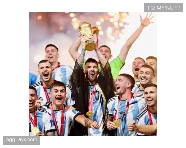 阿根廷队加冕世界杯最新冠军，梅西圆梦捧杯