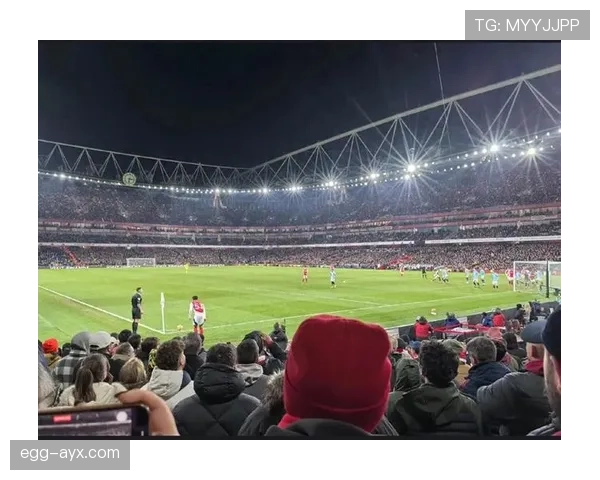 足球盛宴再续传奇:团队协作与个人英雄主义交织的精彩对决再度展现球场魅力 足球盛宴再续传奇:团队协作与个人英雄主义交织的精彩对决再度展现球场魅力